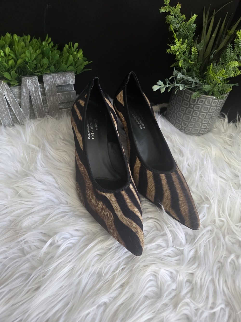 Donald Pliner Couture Pointed Toe Tiger Print Pumps in Brown and Black. Size 8.5